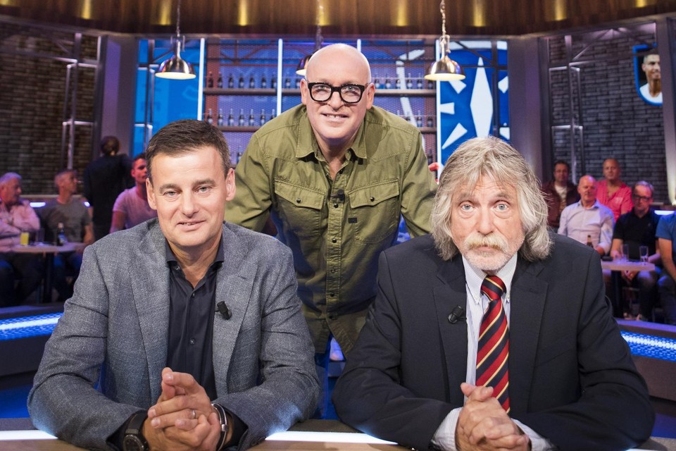 René van der Gijp (midden) naast de omstreden collega host Johan Derksen die onlangs op tv bekende een vrouw verkracht te hebben. 