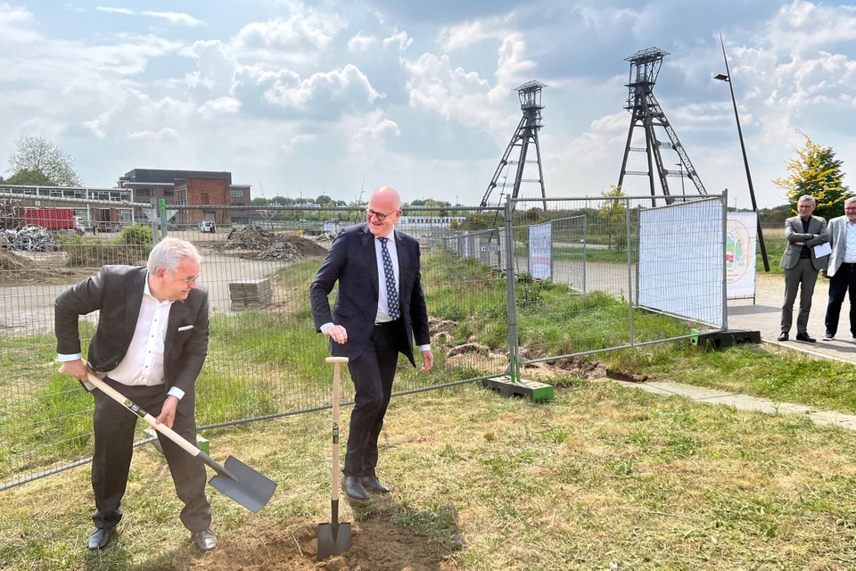 Burgemeester Alain Yzermans en gouverneur Jos Lantmeeters gaven de aanzet voor de bouw van het grootschalig project tussen Greenville en het NAC. 