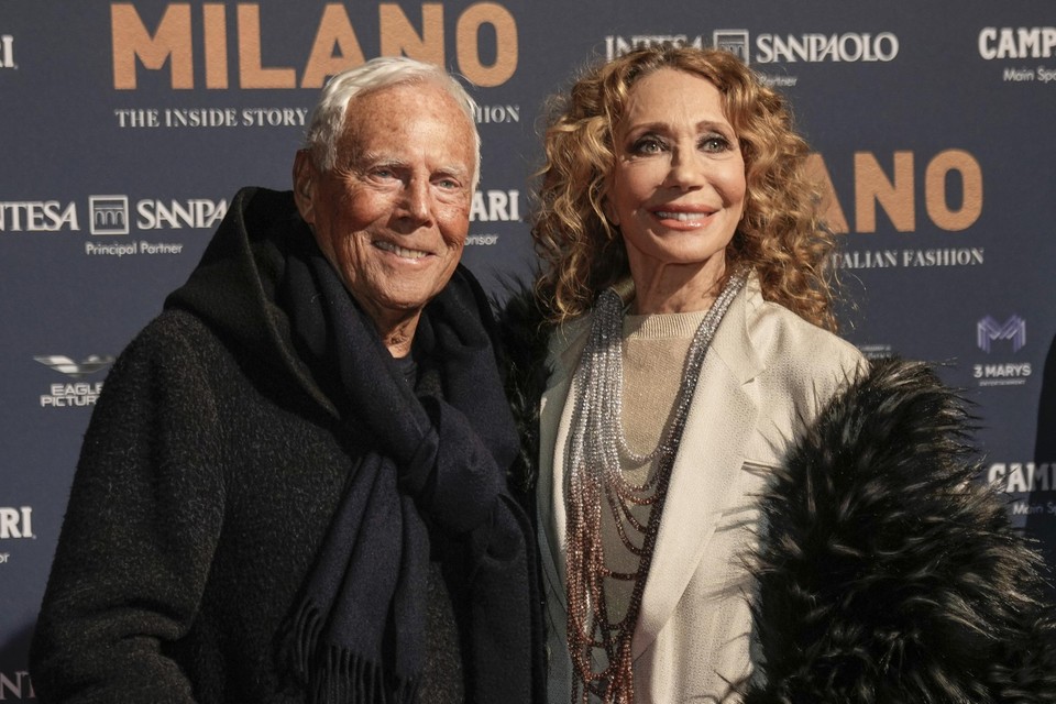 Giorgio Armani samen met actrice en model Marisa Berenson