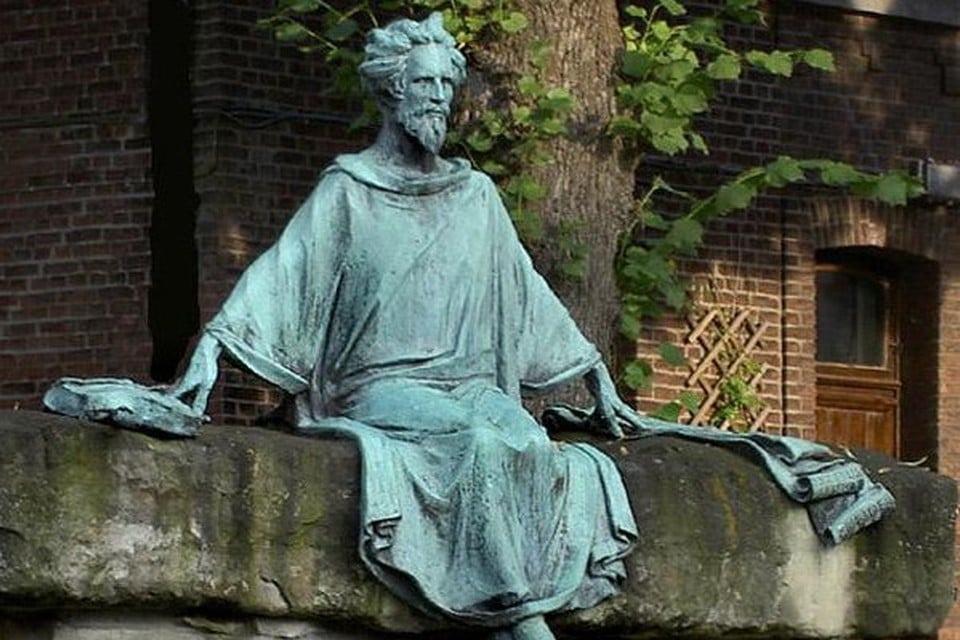 Hendrik van Veldeke heeft twee standbeelden: één in Hasselt en één in Maastricht. Dit is het Hasseltse standbeeld. 