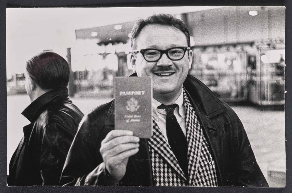 Toots, trots met zijn Amerikaans paspoort op de luchthaven. 