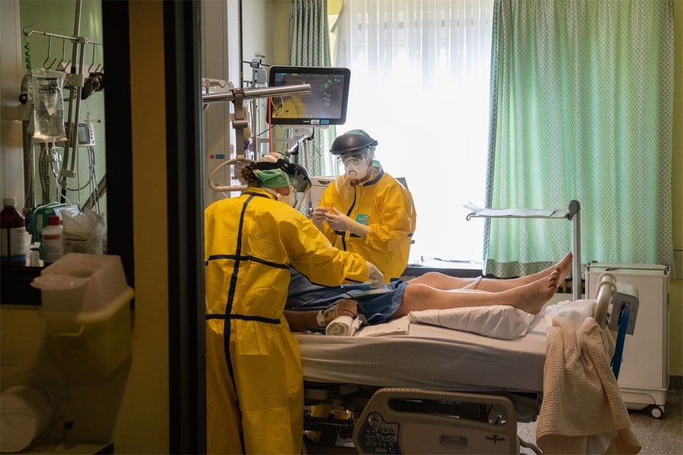 Zorgpersoneel aan het werk op een COVID-19-afdeling in het Jessa Ziekenhuis. 