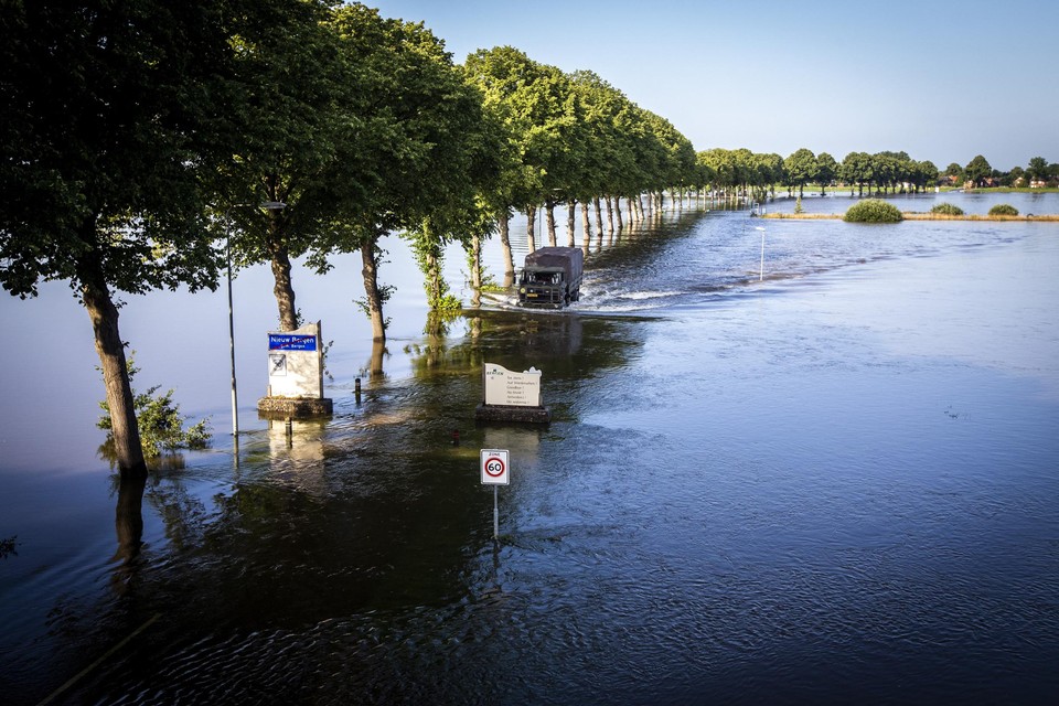 De Nederlandse drinkwaterbedrijven hebben na de overstromingen beslist het gebruik van water uit de Maas stop te zetten. 