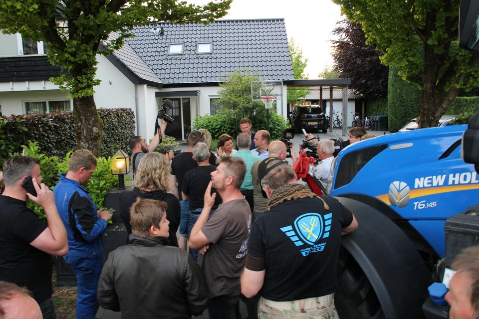 Boze boeren hebben zich verzameld voor het huis van minister Christianne van der Wal. 