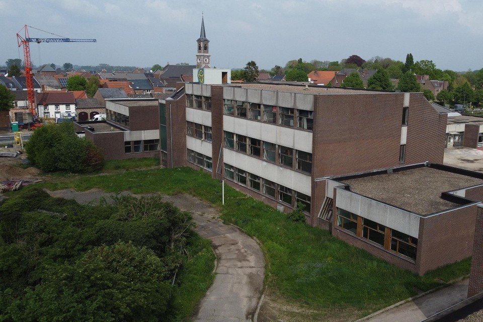 De oude schoolgebouwen aan de Stadsgraaf in Stokkem ruimen deels plaats voor appartementen en woningen.