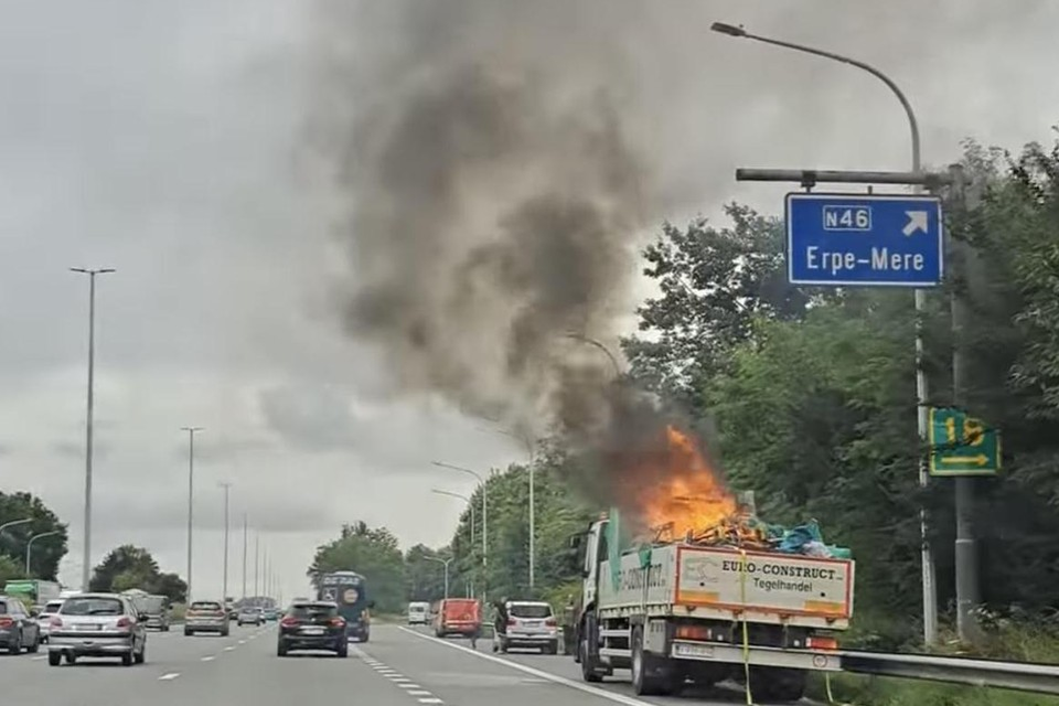 De vrachtwagen vatte vuur op de E40, ter hoogte van het Oost-Vlaamse Erpe-Mere. 
