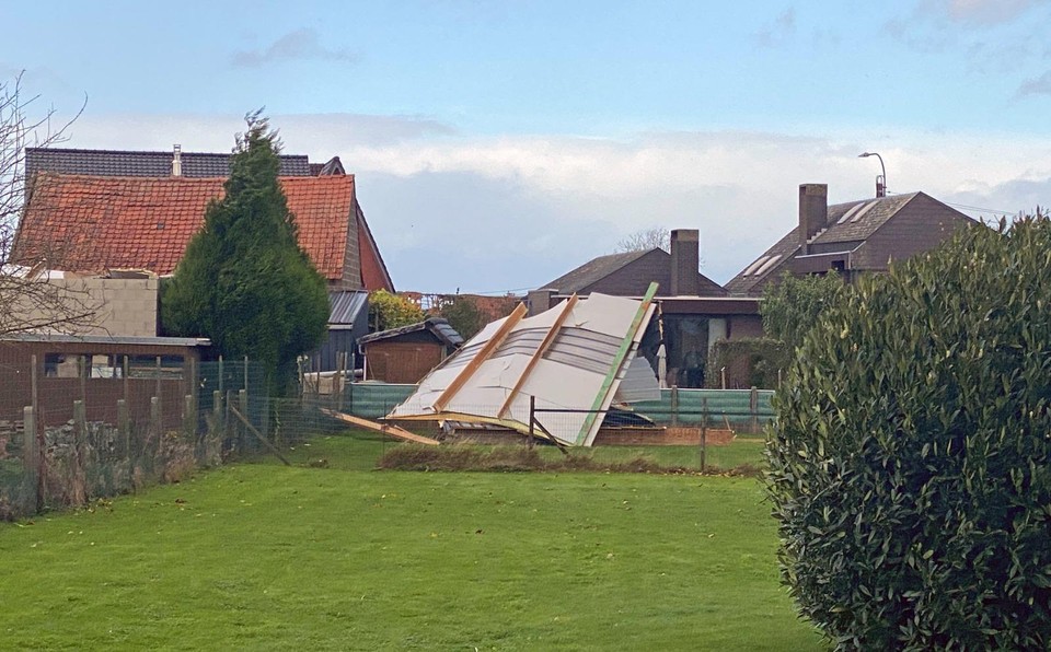 In Zepperen ging een dak waaien.