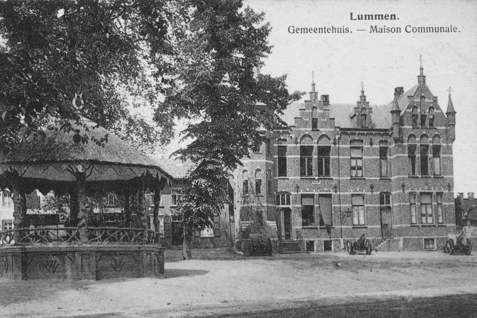 Het Lummense Gemeenteplein met het gemeentehuis en de kiosk vlak na de Eerste Wereldoorlog. 