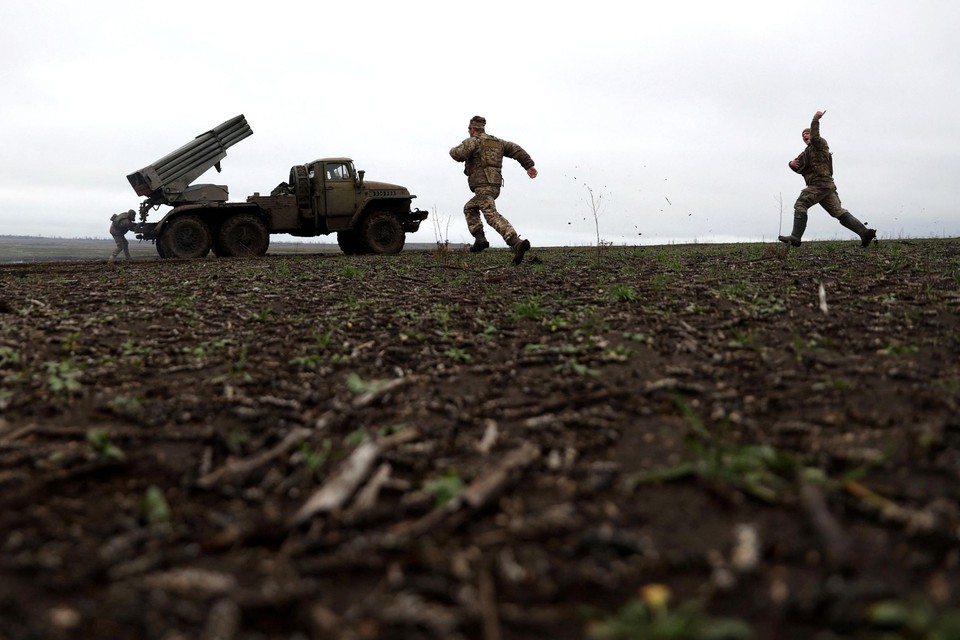 Oekraïense soldaten rennen naar hun raketlanceerder na een salvo op Russische posities. De Oekraïense regering dringt onder meer aan op meer wapenleveringen.  