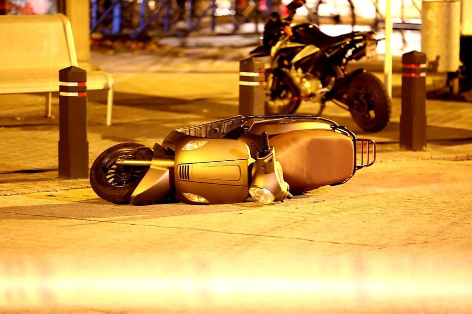 De scooter van het slachtoffer lag vlak voor het station op de grond 