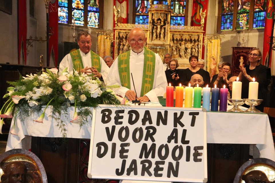 In zijn afscheidsviering werd pastoor Hermans bijgestaan door voormalig eredeken August Coppenjans van Herk-de-Stad en pater Zimmermann. 