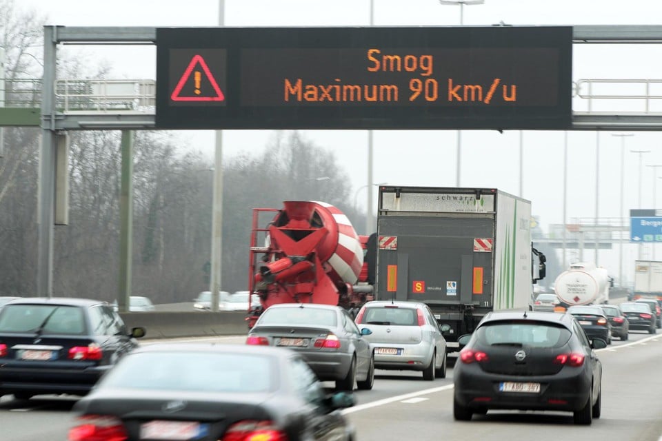 Na middernacht zullen er weer borden met smogalarm te zien zijn op de Vlaamse snelwegen, behalve in Limburg. 
