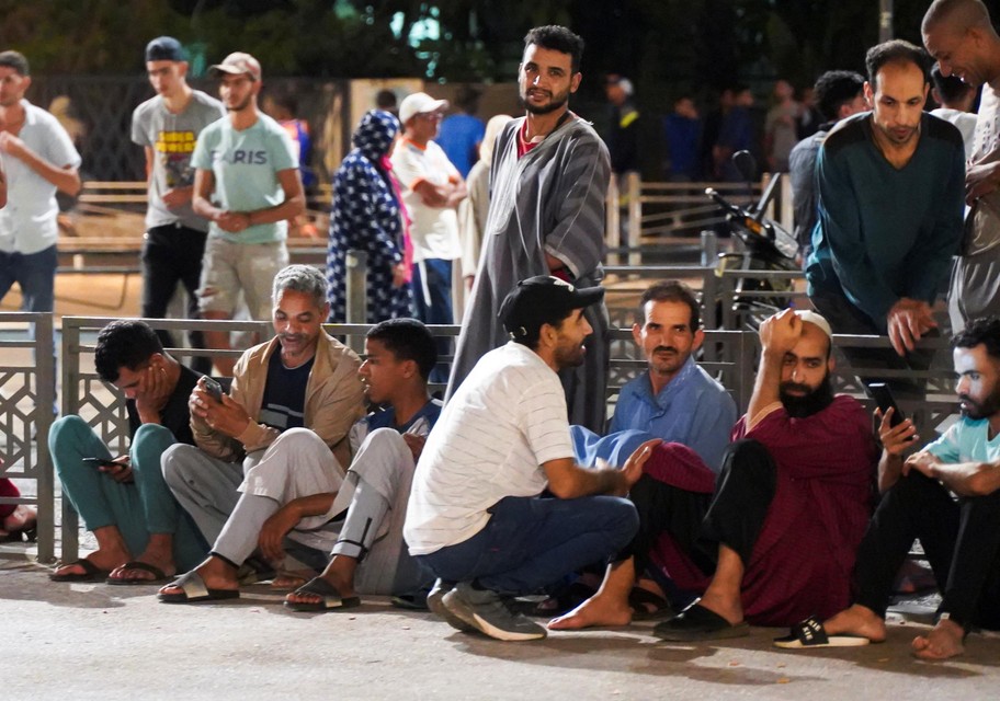 Mensen verzamelen op straat na de zware aardbeving in Marokko vrijdagavond.