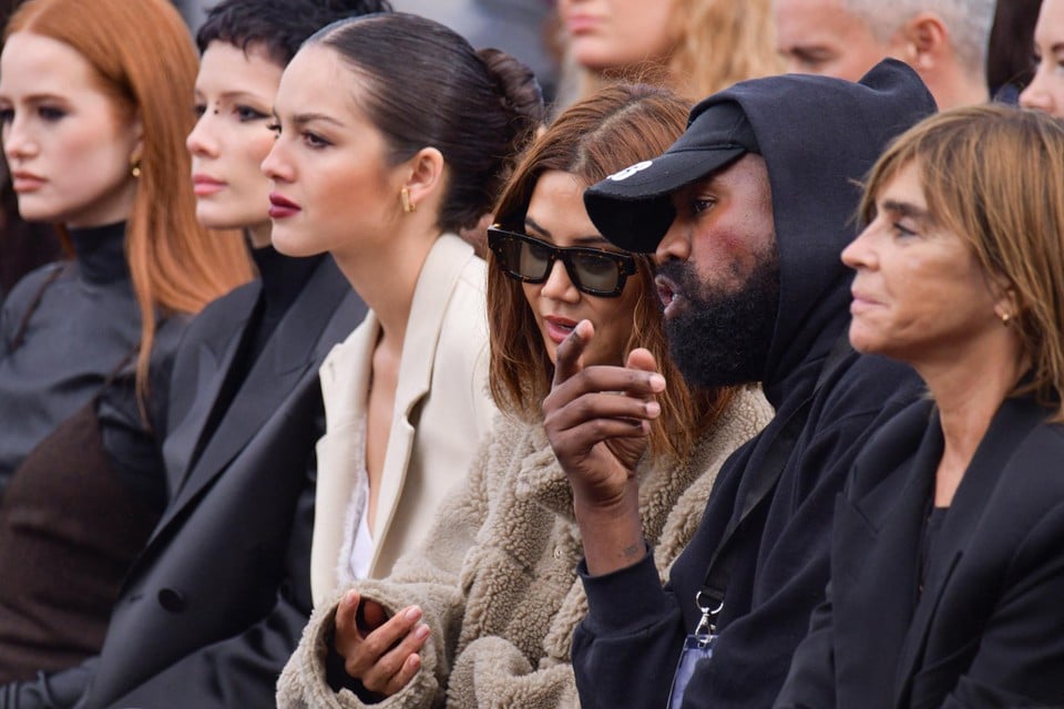 Kanye West tijdens de modeshow in Parijs.  
