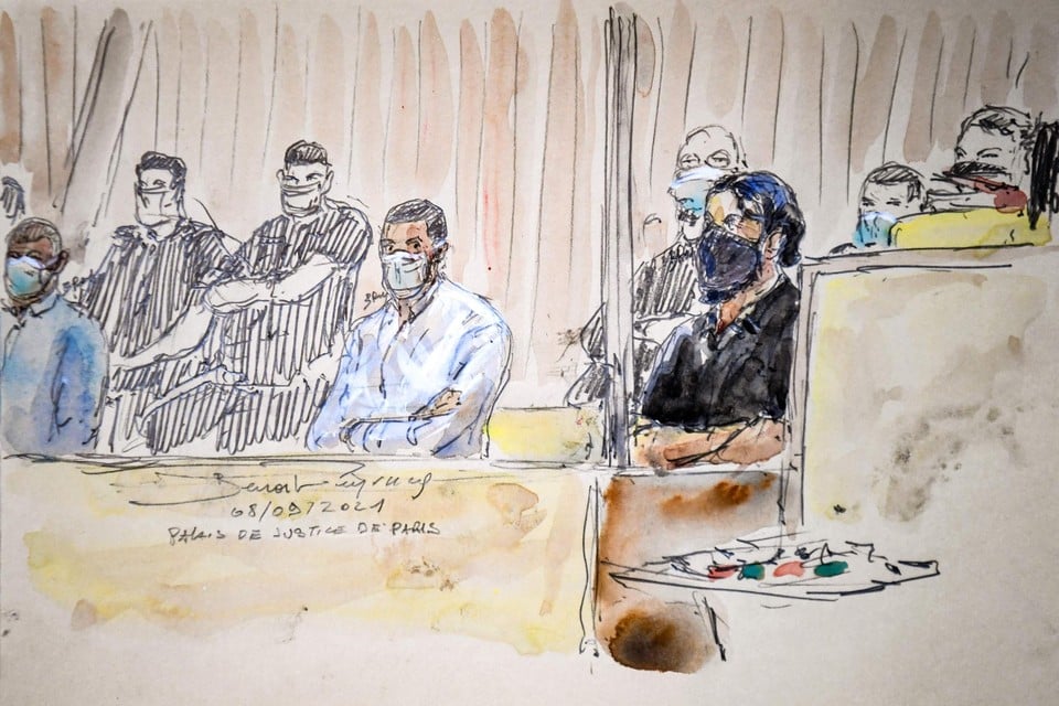 Mohamed Abrini (links) en Salah Abdeslam (rechts), met mondmasker, vandaag getekend in de rechtszaal 