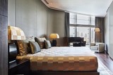 thumbnail: Van paradijselijke stranden naar een bruisende metropool. Het Armani hotel in Dubai duikt op in de categorie ‘stedelijke suites’. Het hotel strekt zich uit over elf verdiepingen van de Burj Khalifa, nog steeds de hoogste toren ter wereld en - zoals de naam het al zei - het visuele evenbeeld van Armani. 