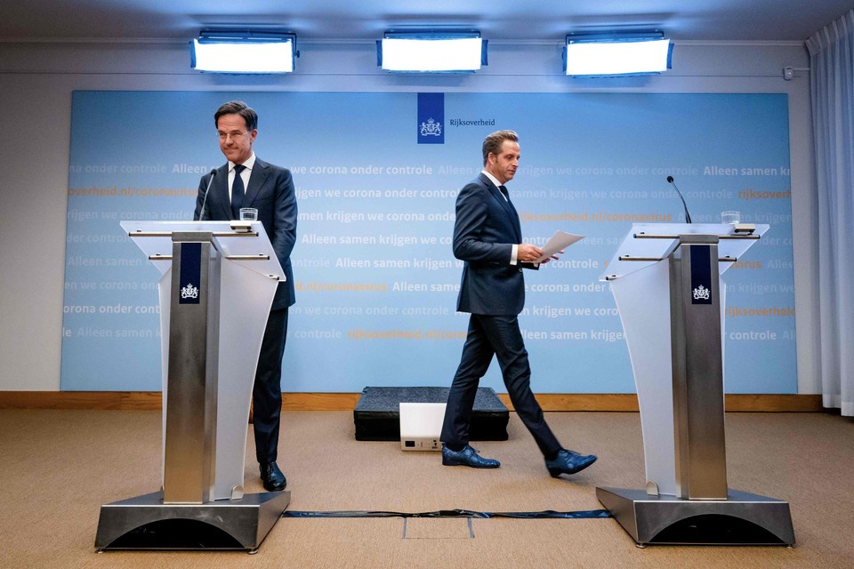 De Nederlandse premier Mark Rutte en minister van Volksgezondheid zullen de beslissing dinsdag aankondigen. 