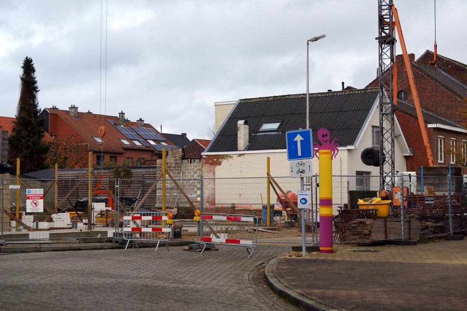 De Ridderstraat in het centrum van Heers is momenteel onderbroken door de bouw van een appartementsblok. 