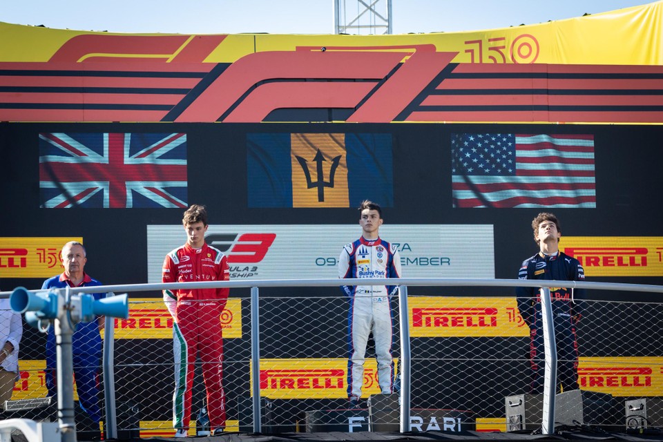 Het podium van de F3-hoofdrace zondag: Oliver Bearman (17), Zane Maloney (18) en Jak Crawford (17). Zien we deze jonge snaken volgend jaar in de Formule 2? 