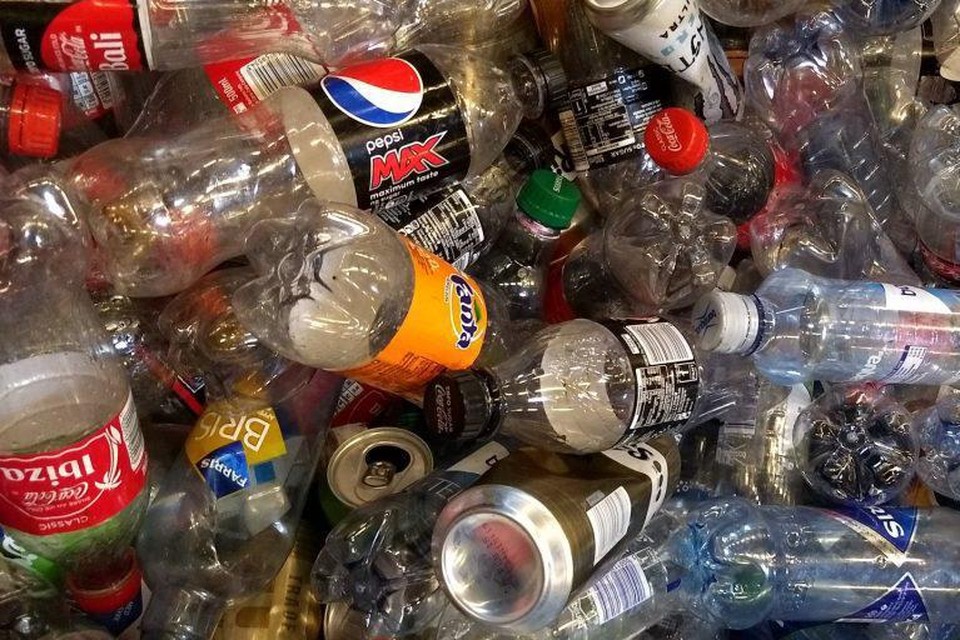 Minister Zuhal Demir wil dat iedereen de QR-code van lege plastic flessen en blikjes in de blauwe zak scant om statiegeld hiervoor te krijgen. 