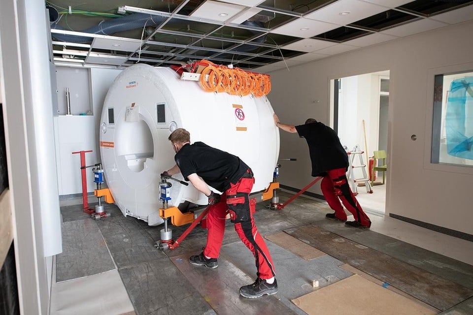 Het NMR toestel werd afgeleverd in ZOL-campus Maas en Kempen in Maaseik waardoor nu alle Limburgse ziekenhuizen onderzoeken met MRI-technologie kunnen uitvoeren. 