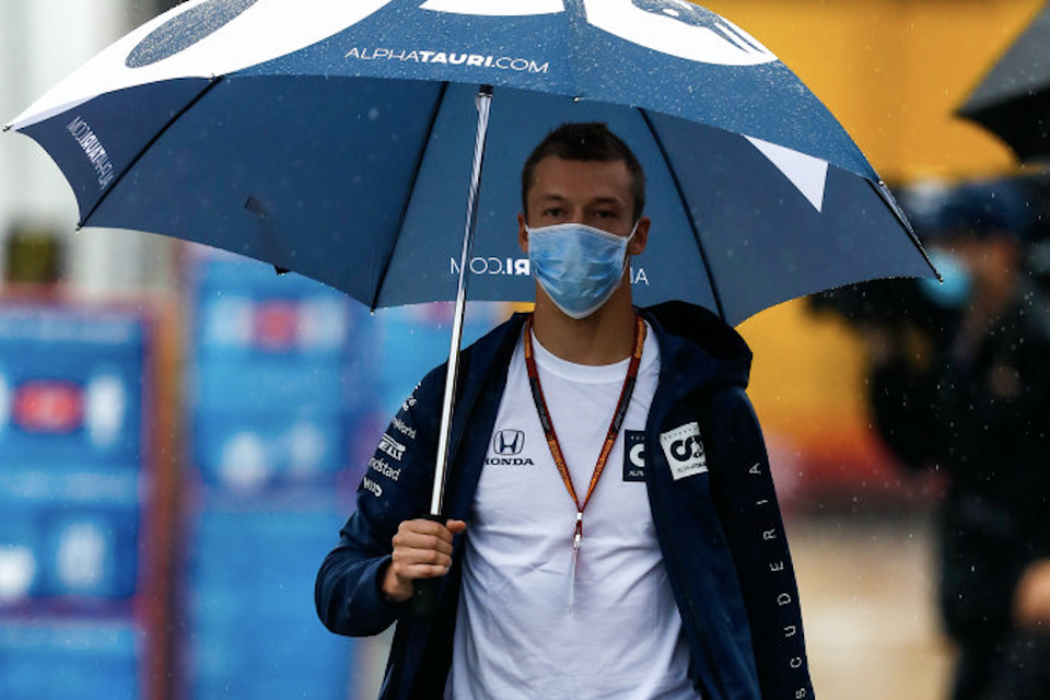 F1-piloot Daniil Kvyat met paraplu 