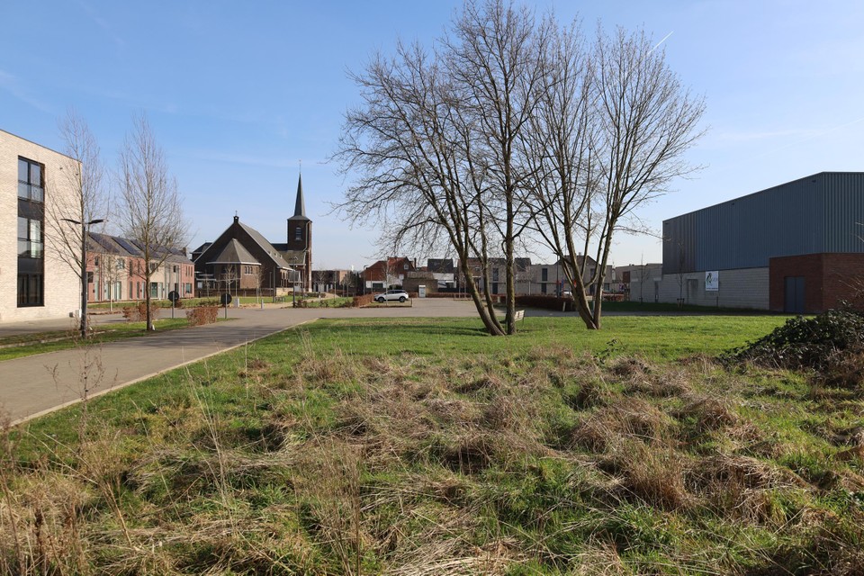 De locatie waar de gemeente Maasmechelen dit jaar nog start met de bouw van een nieuwe kleuterschool en wijkcentrum in de woonkern Herkveld in Uikhoven.