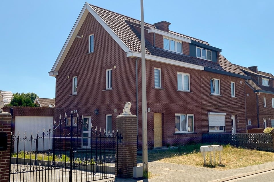 Het huis in Meulenberg waar de ontvoerde jongen werd vastgehouden op de bovenverdieping. 