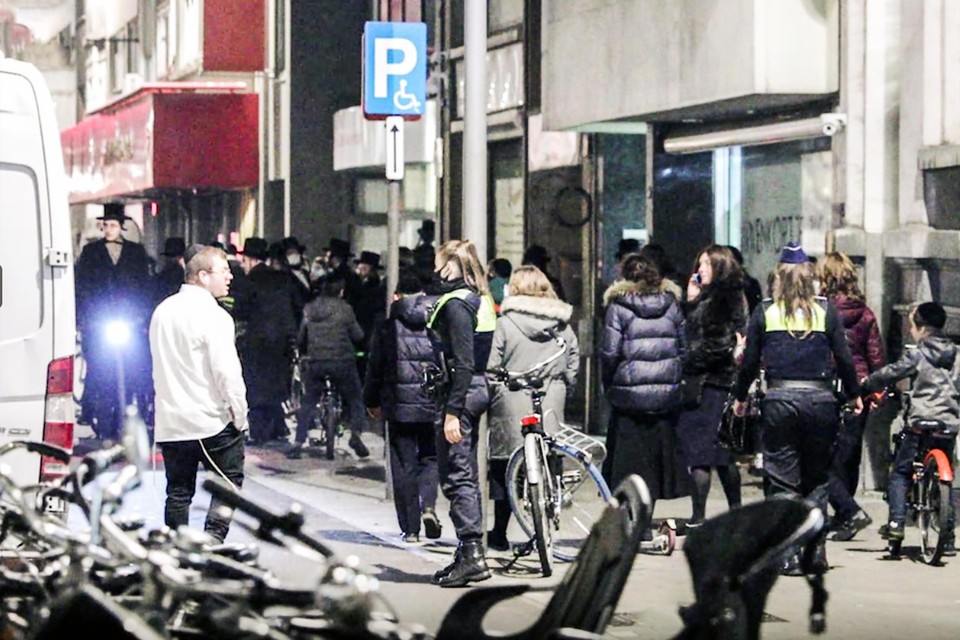 Eind november legde de Antwerpse politie in de Joodse wijk drie feesten stil met telkens tientallen gasten. 