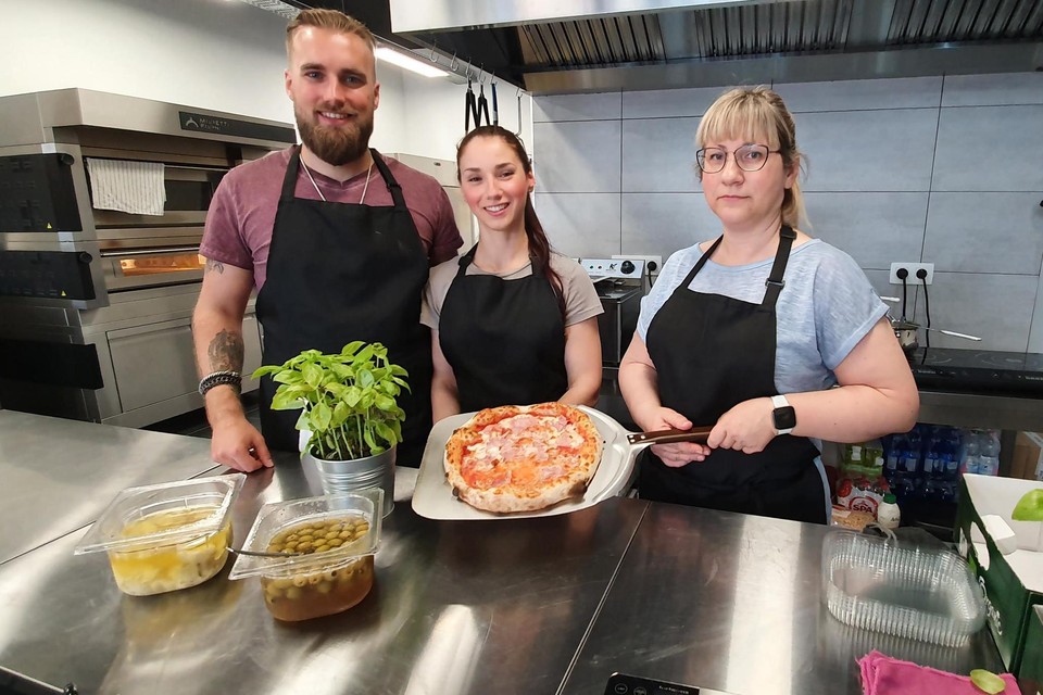 Yves, Debora en Rossana  presenteren in Sapori di Napoli de echte Napolitaanse keuken met onder meer pizza en pasta. 