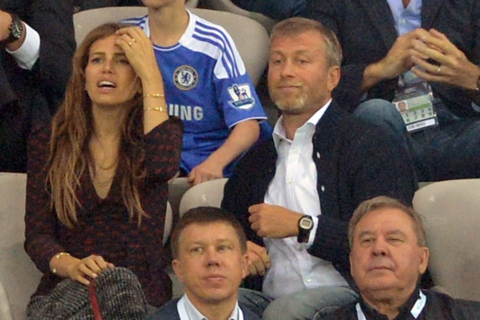Abramovich naast Zhukova toen hij nog eigenaar van voetbalclub Chelsea was.