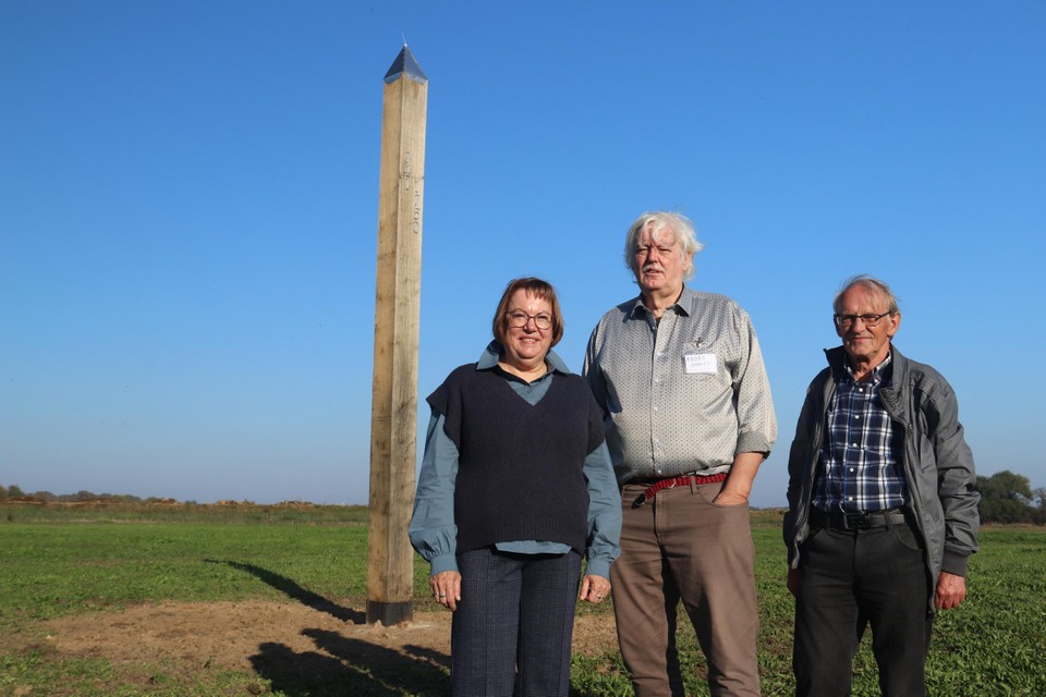 “Met de plaatsing van de obelisk kwamen wij tegemoet aan een wens bij het verlaten van de oude kerk”, zegt André Smeets (midden), voorzitter van de Erfgoedraad, die de plaatsing in 2021 voorstelde.