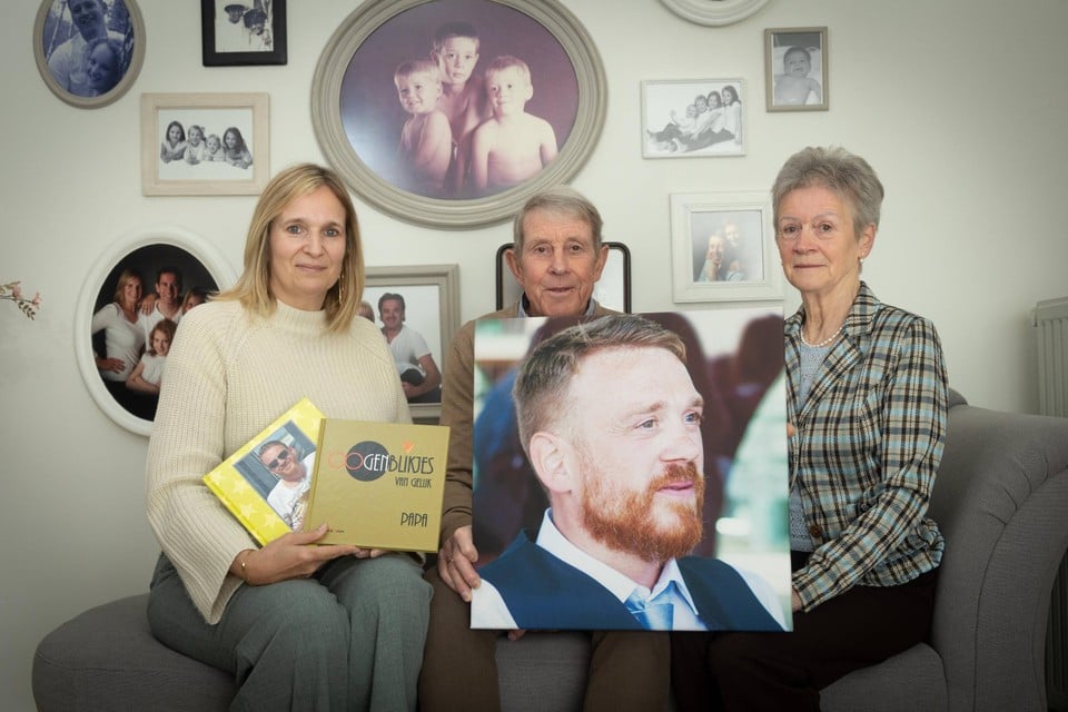 Auteur Martine Goossens, met de ouders van de overleden Kristof Schepers (39).