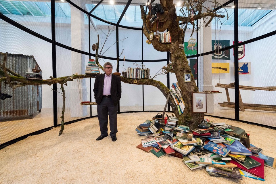 Mark Dion gaat wel vaker aan de slag met bomen in zijn kunst. Hier is hij te zien bij een van zijn werken op een expo in Londen. 