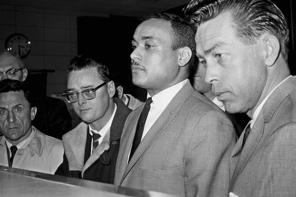 Khalil Islam (in het midden) na zijn arrestatie voor de moord op Malcolm X. 
