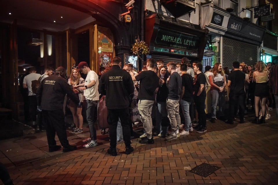 Aan een populaire bar in Nottingham is door veiligheidschecks een lange rij ontstaan. De foto is genomen een week na de Facebookpost van Zara Owen. 