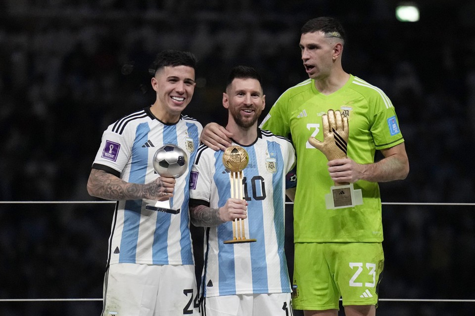 Enzo Fernández (links) kreeg zondag nog de trofee van “beste jongere op het WK” 