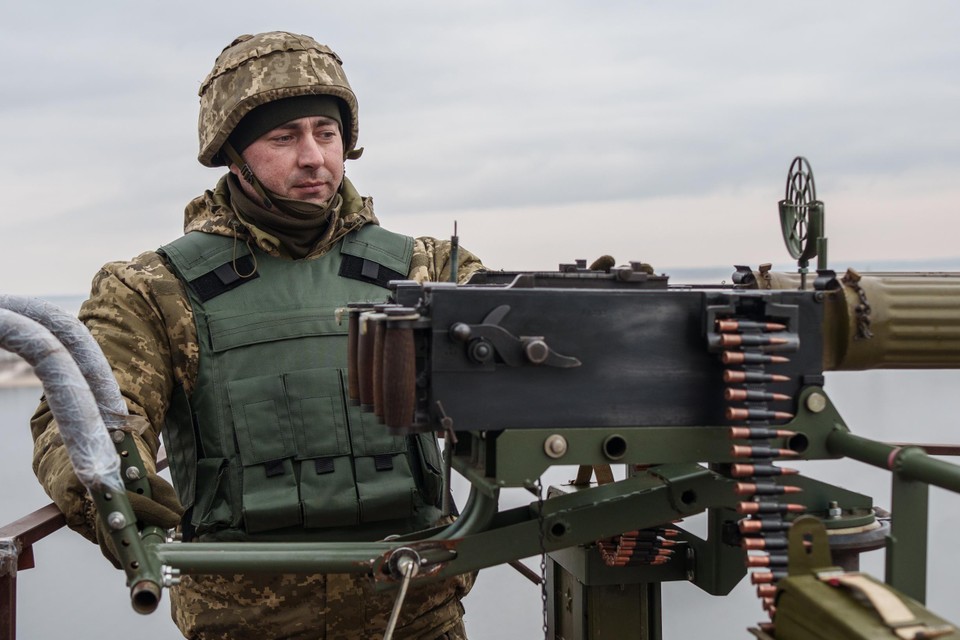 Een Oekraïense soldaat bij een Sovjetgeweer dat Russische drones moet onderscheppen.