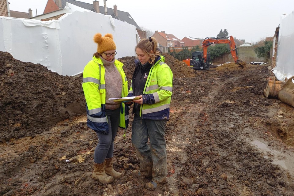 Archeologen Gabriella Kaszas en Rani Reusens op het onderzochte terrein in Bilzen.