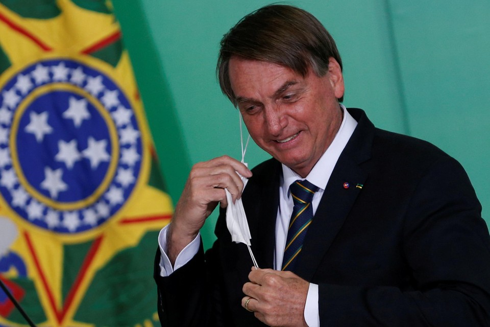Bolsonaro zorgde eerder al eens voor opschudding door zijn mondmasker af te zetten om te bewijzen dat hij er goed uitzag na een coronabesmetting. 