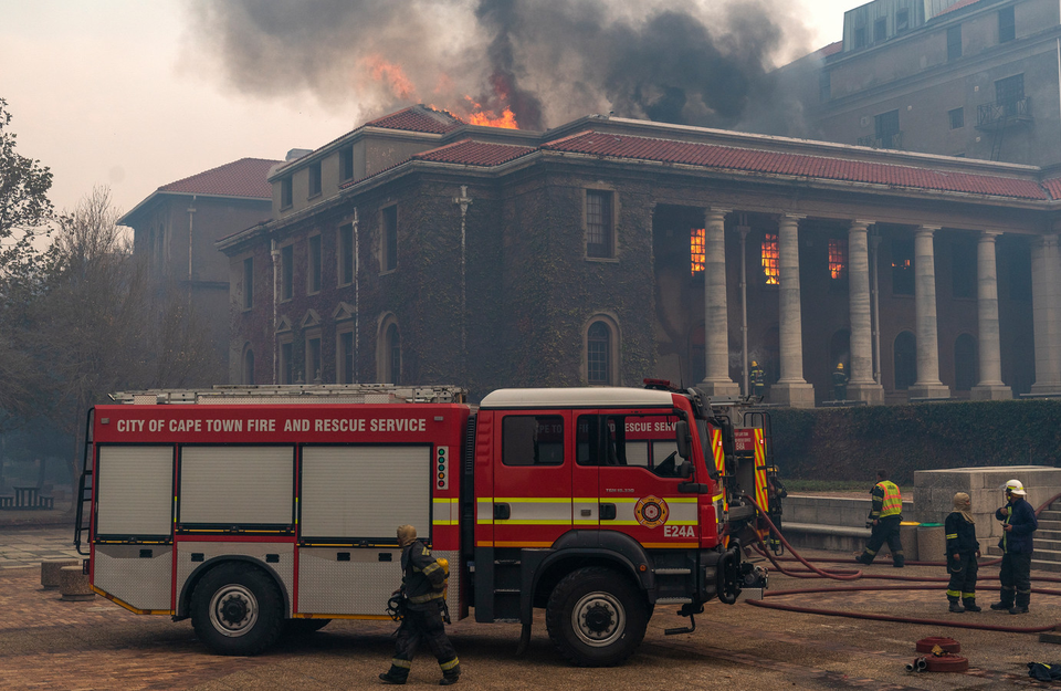 Verschillende gebouwen staan intussen in brand. De universiteit wordt geëvacueerd. 