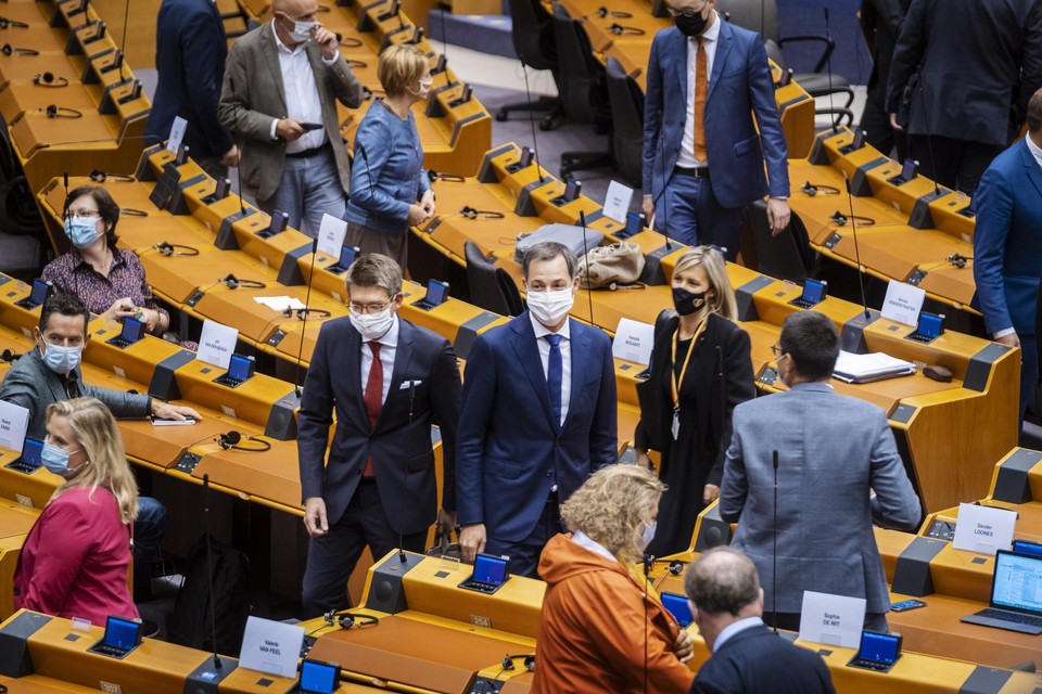 Premier Alexander De Croo las zijn regeerverklaring uitzonderlijk voor in het Europees Parlement in Brussel, waar voldoende ruimte voor de parlementsleden gegarandeerd kon worden. 