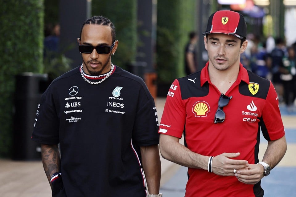 Lewis Hamilton en Charles Leclerc: de gedoodverfde rivalen van Max Verstappen komen er voorlopig niet aan te pas.