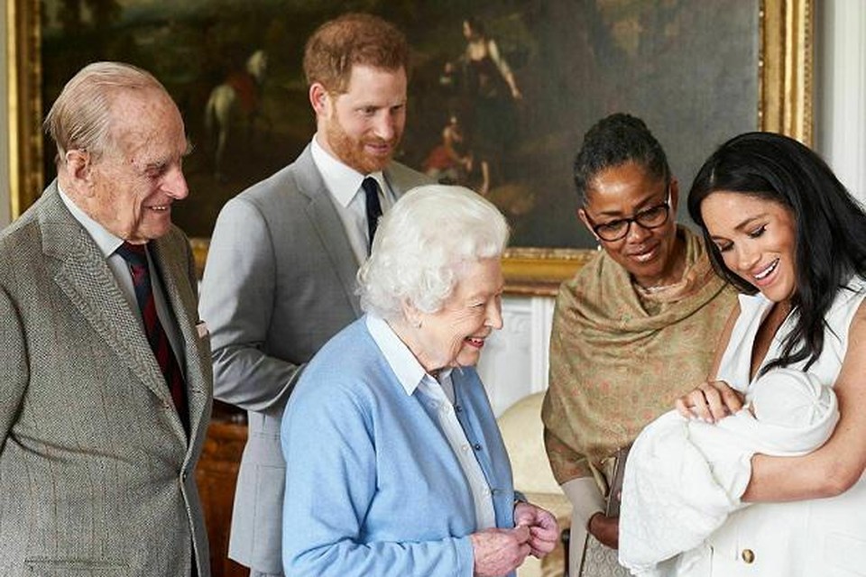 Prins Philip en koningin Elizabeth bij baby Archie in 2019. Toen was alles nog koek en ei binnen de koninklijke familie.   