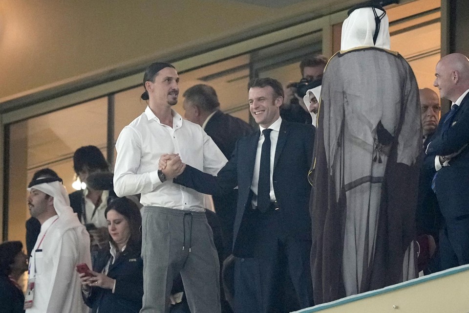 Zlatan Ibrahimovic geeft een hand aan de Franse president Emmanuel Macron. 