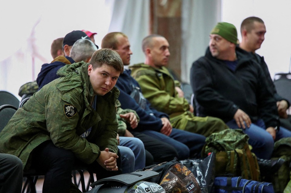 Een groepje reservisten wacht op een briefing in Volgograd. 