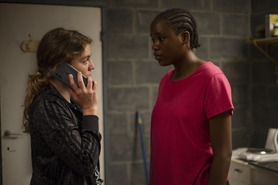 Joely Mbundi (Lokita) krijgt instructies van Charlotte De Bruyne in een drugsplantage in ‘Tori et Lokita’. 