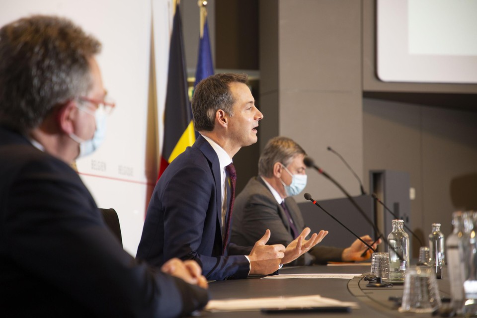 Premier Alexander De Croo (Open VLD) en Vlaams minister-president Jan Jambon (N-VA) op de persconferentie na het omstreden Overlegcomité van 22 december. 