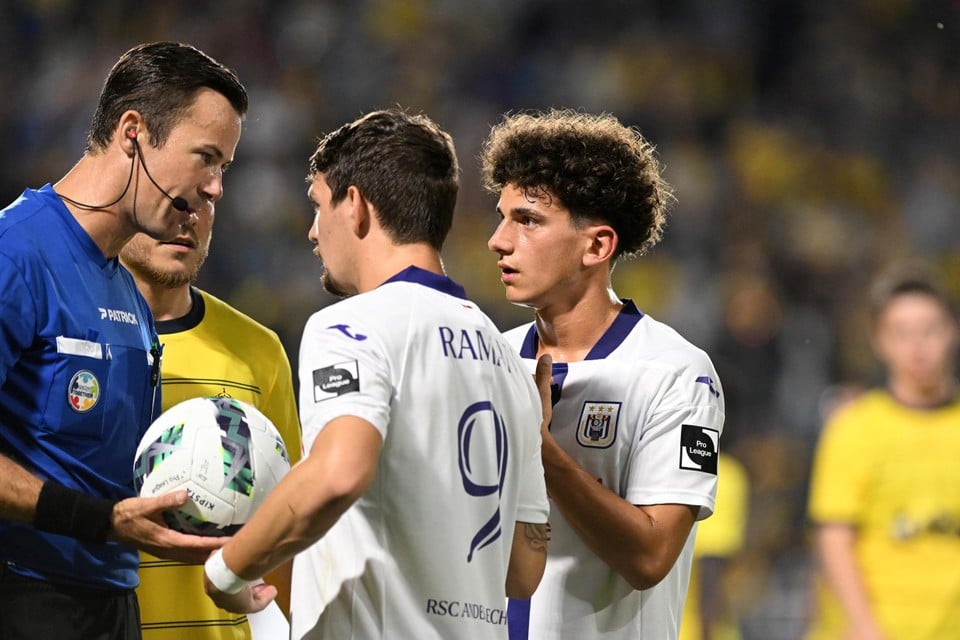 RSCA Futures head coach Robin Veldman pictured during a soccer match  between RSC Anderlecht Futures