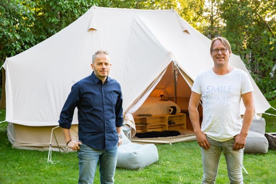 Bart De Vos (links) en Yves Smolders (rechts) gebruiken hun festivaltenten voor Summerglamp. 